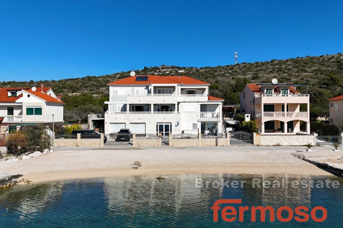 Schöne Villa in erster Reihe zum Meer