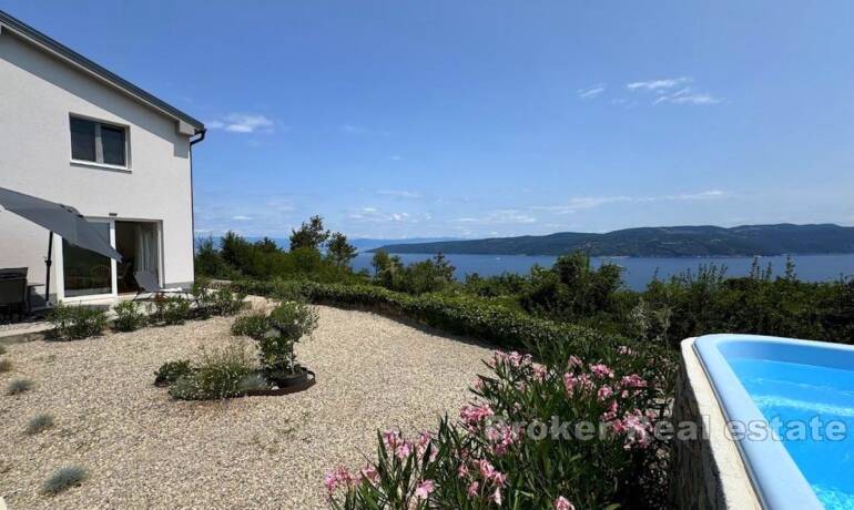 Freistehendes Haus mit Panoramablick auf das Meer