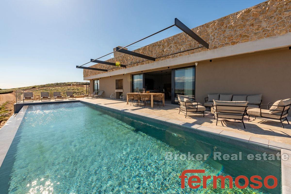 Villa mit Meerblick und Pool in unberührter Natur