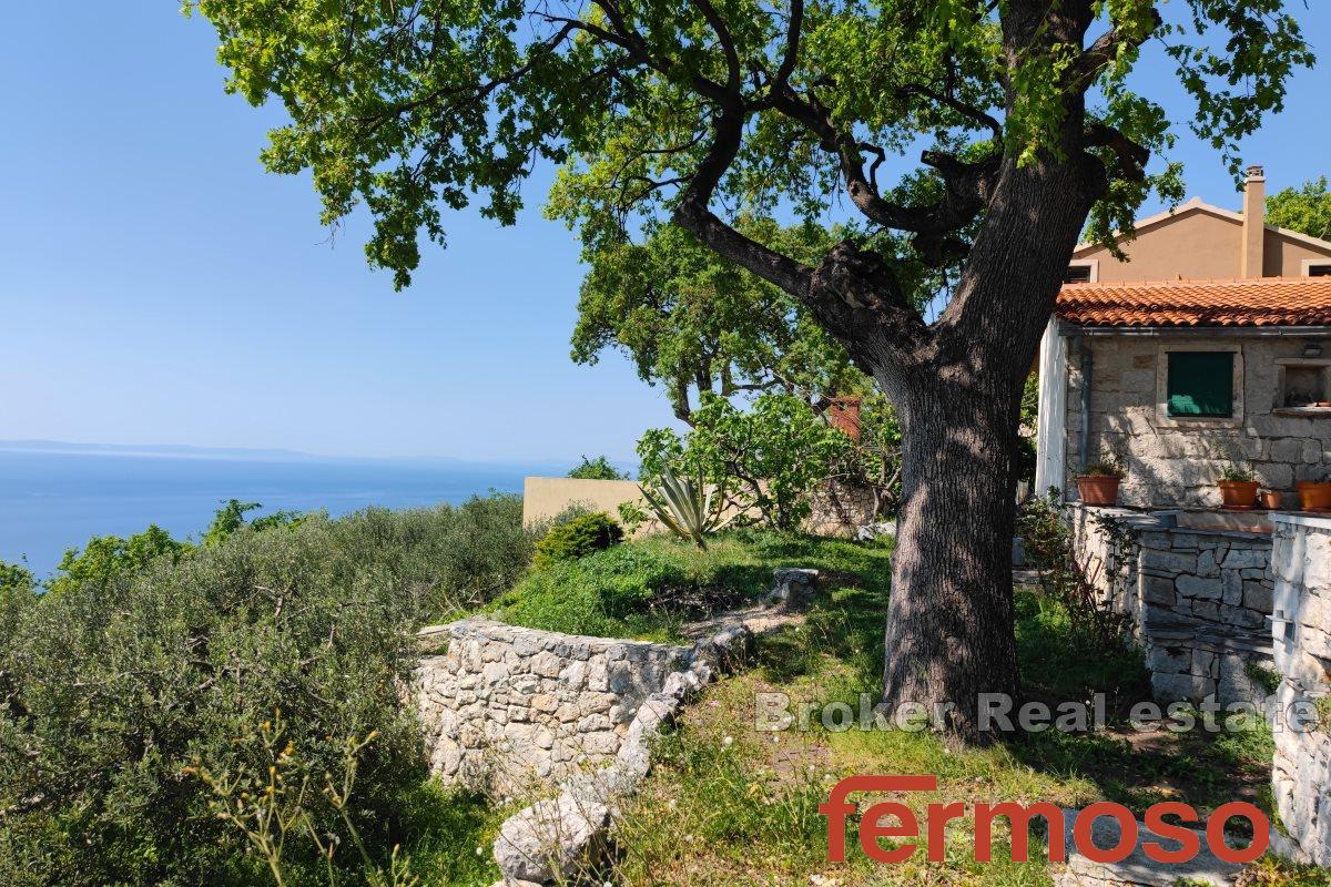 Ein Haus in der Natur mit Panoramablick auf das Meer