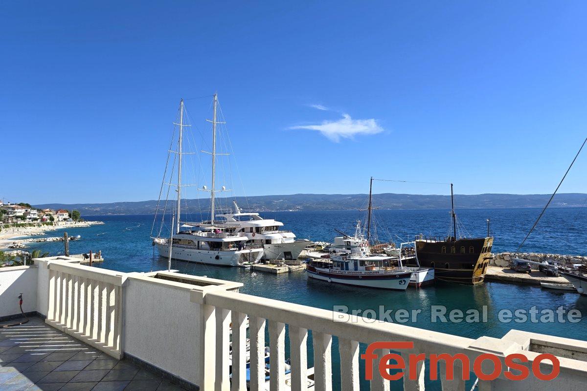 Apartmenthaus in der ersten Reihe zum Meer