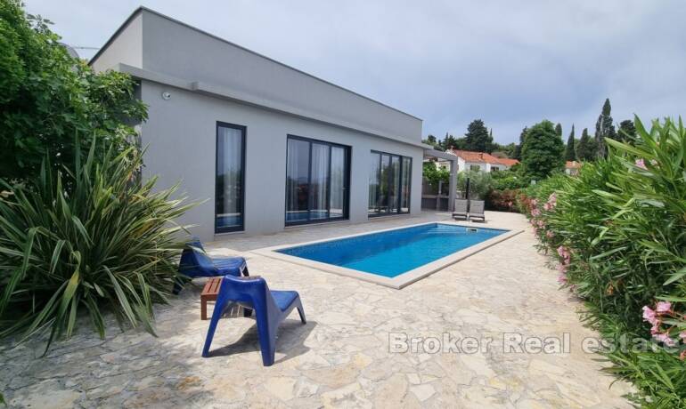 Villa mit Pool in erster Reihe zum Meer