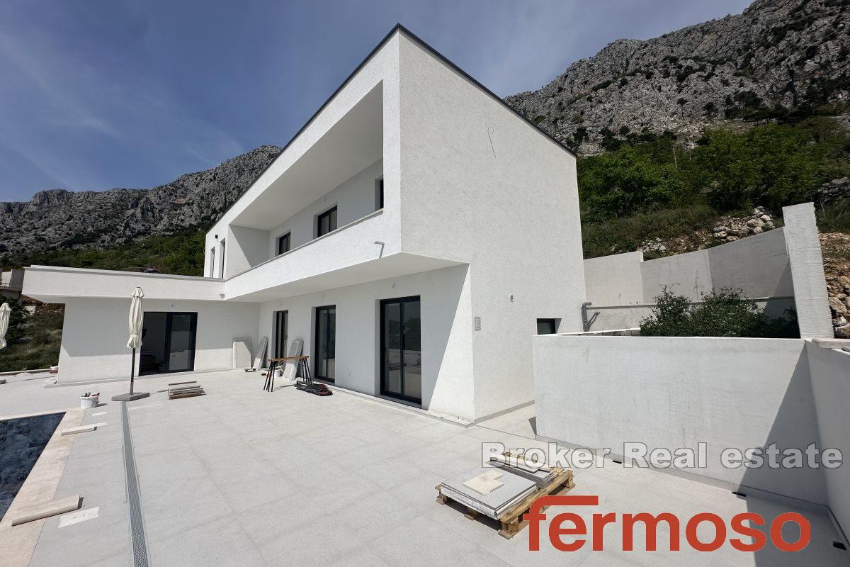 Neu gebaute Villa mit Panoramablick auf das Meer und Pool