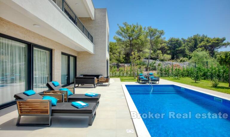 Moderne Villa mit Pool und Meerblick