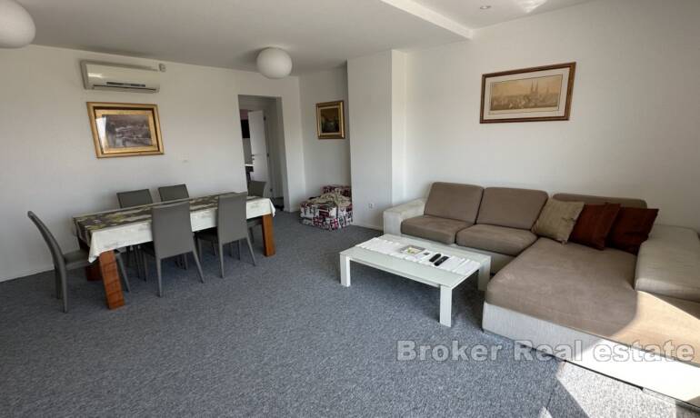 Attraktives Penthouse mit großer Terrasse und Whirlpool