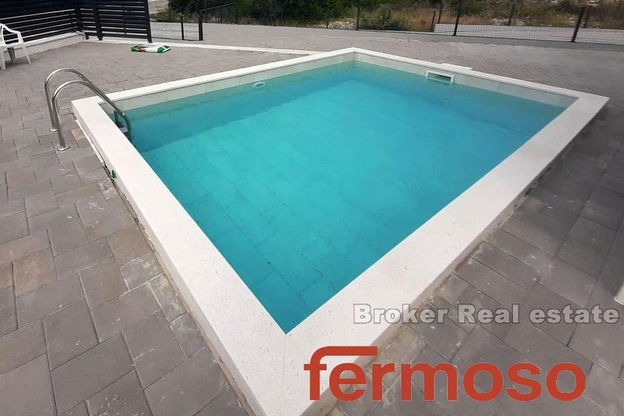 Neu gebaute Villa mit Swimmingpool