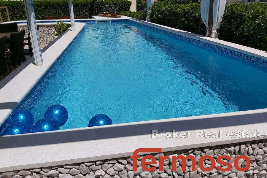 Mehrfamilienhaus mit Pool, zweite Reihe vom Meer