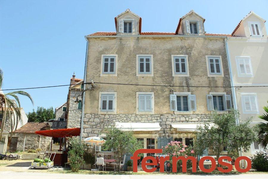 Erste Reihe zum Meer, Steinhaus auf der Insel in der Nähe von Sibenik, zu verkaufen