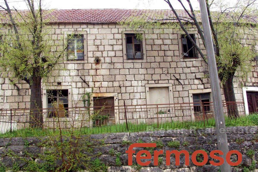 Altes Steinhaus für die Renovierung, zu verkaufen