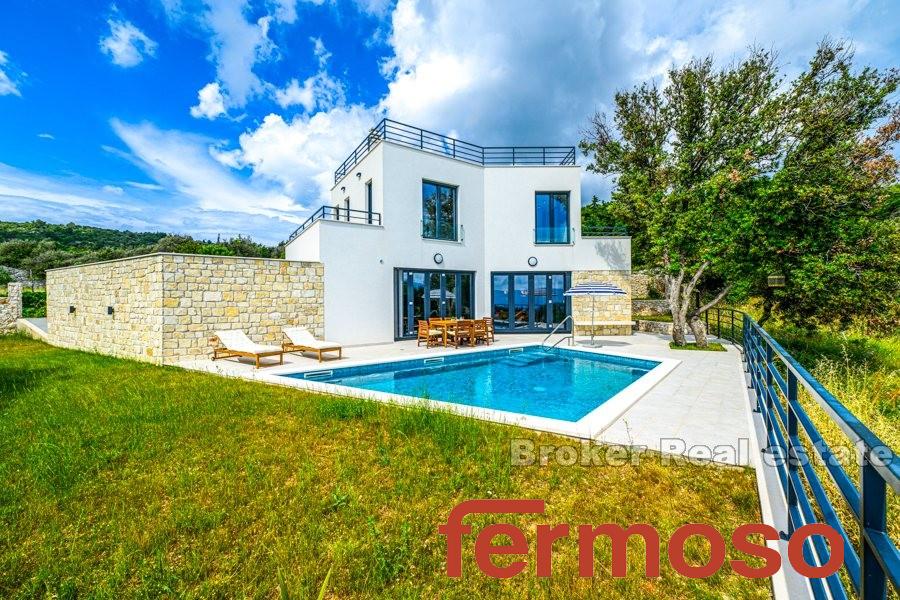 Villa mit Pool und Meerblick