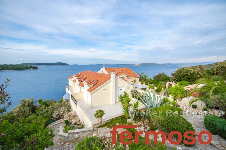 Mehrfamilienhaus in der ersten Reihe zum Meer