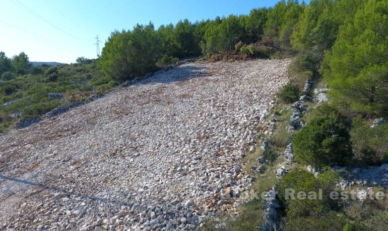 Ein großzügiges Grundstück mit Panoramablick auf das Meer