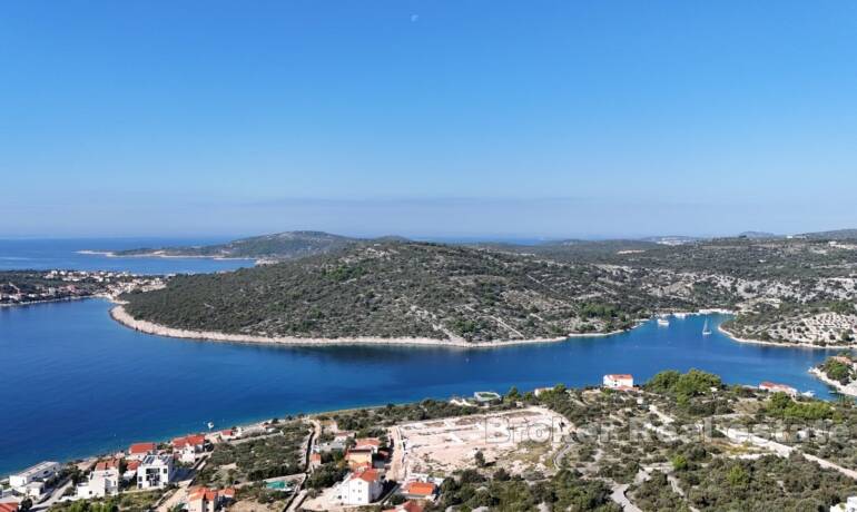 Ein einzigartiges Baugrundstück mit Panoramablick auf das Meer