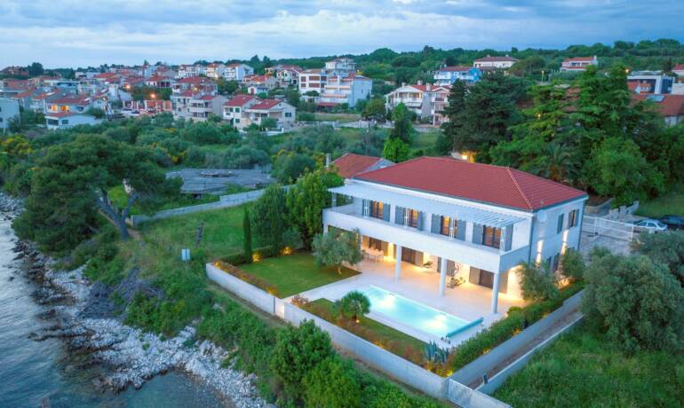 Eine wunderschöne Steinvilla mit Pool in erster Reihe zum Meer