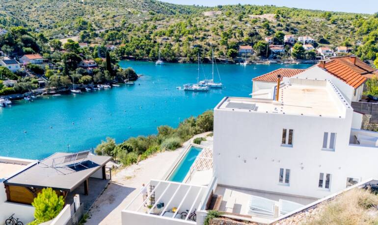 Neu gebaute Villa mit Pool und offenem Meerblick