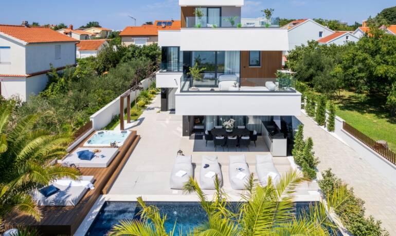 Luxusvilla mit Pool in erster Reihe zum Meer