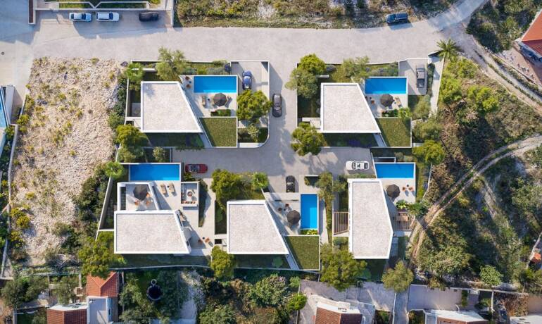 Neu gebaute moderne Villa mit Pool