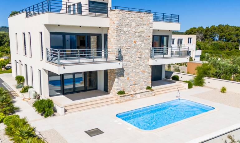 Luxusvilla mit 4 Wohnungen und Meerblick