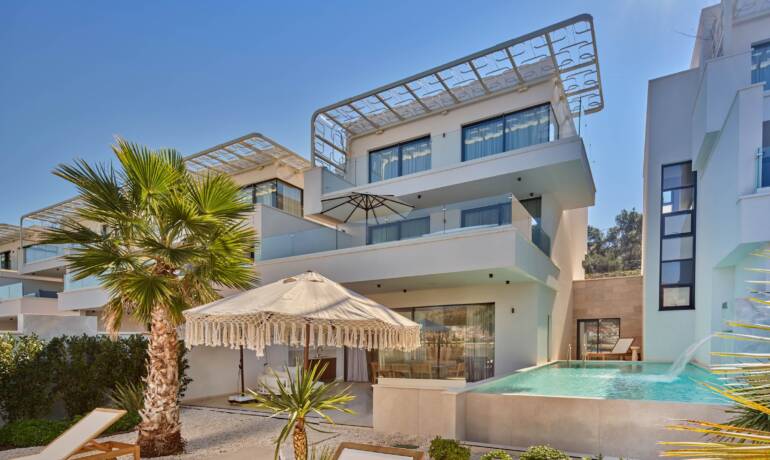 Villen in einem Luxuskomplex, erste Reihe zum Meer