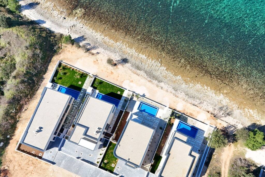 Luxusvilla in erster Reihe zum Meer