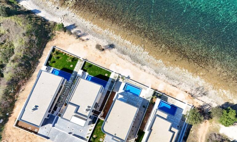 Luxusvilla in erster Reihe zum Meer