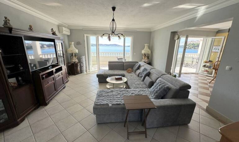 Schöne Villa in erster Reihe zum Meer