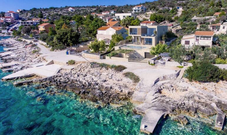 Attraktive Villa, erste Reihe zum Meer