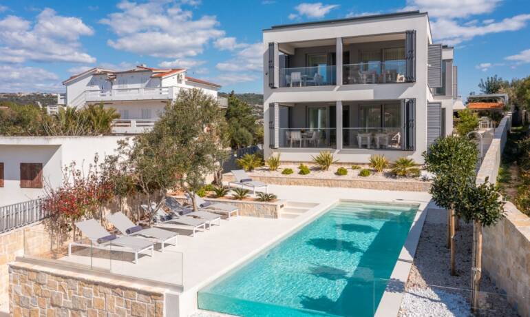 Luxusvilla mit Pool in erster Reihe zum Meer