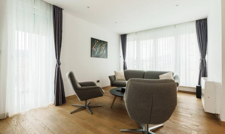 Luxuriöses Apartment mit drei Schlafzimmern und offenem Meerblick