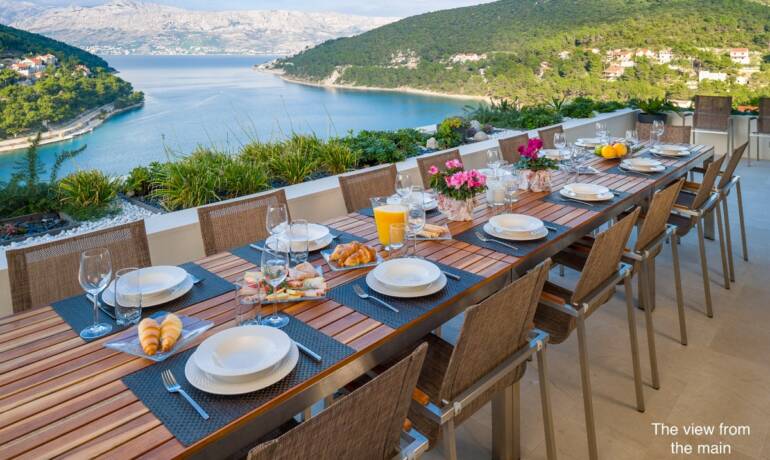 Moderne Villa mit Swimmingpool und Meerblick