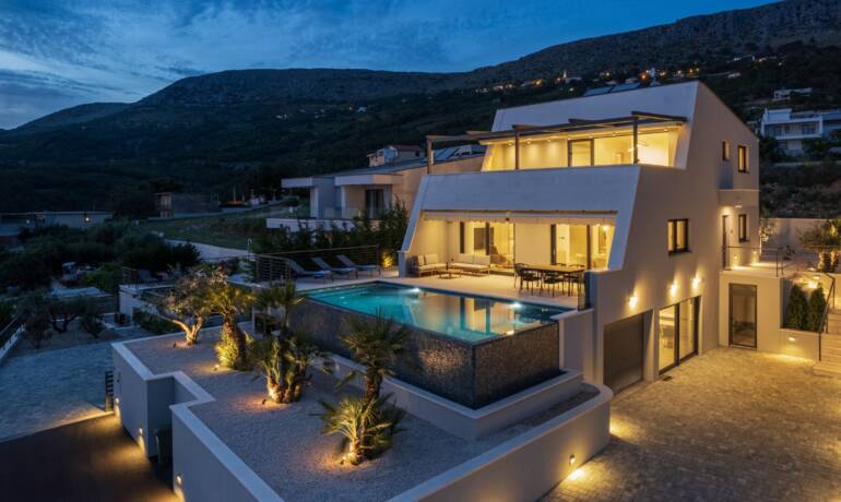 Neu gebaute Villa mit Swimmingpool