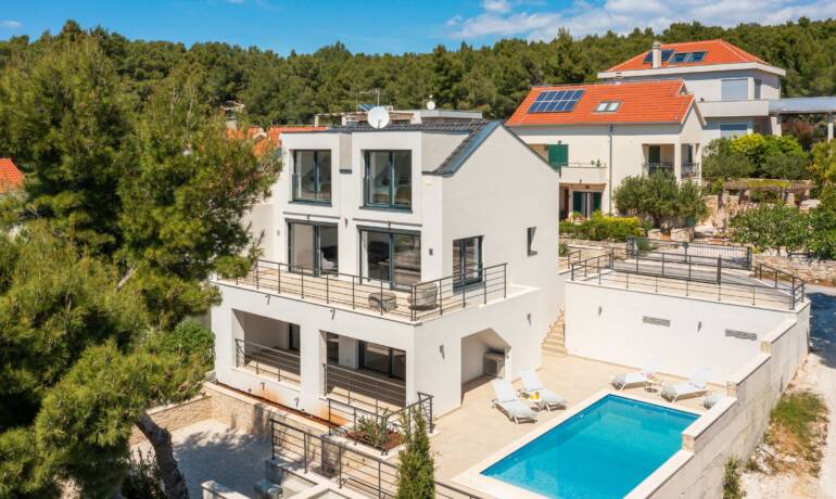 Luxusvilla mit Swimmingpool und Meerblick