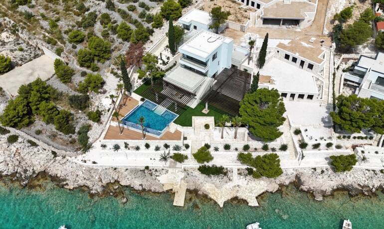 Exklusive moderne Villa in erster Reihe zum Meer