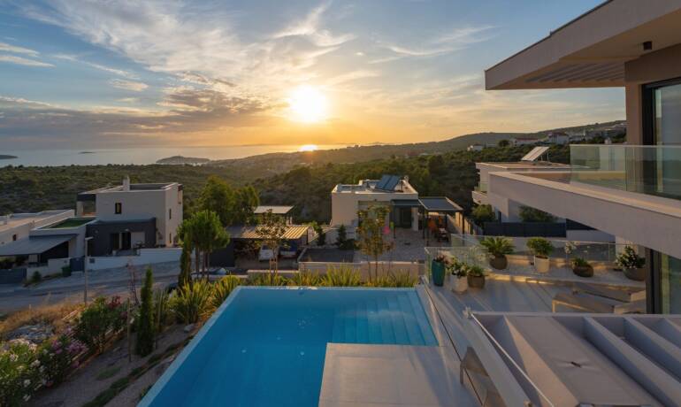 Luxusvilla in dominanter Lage mit Blick aufs Meer