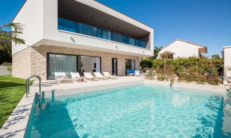 Neu gebaute moderne Villa mit Pool in der ersten Reihe zum Meer