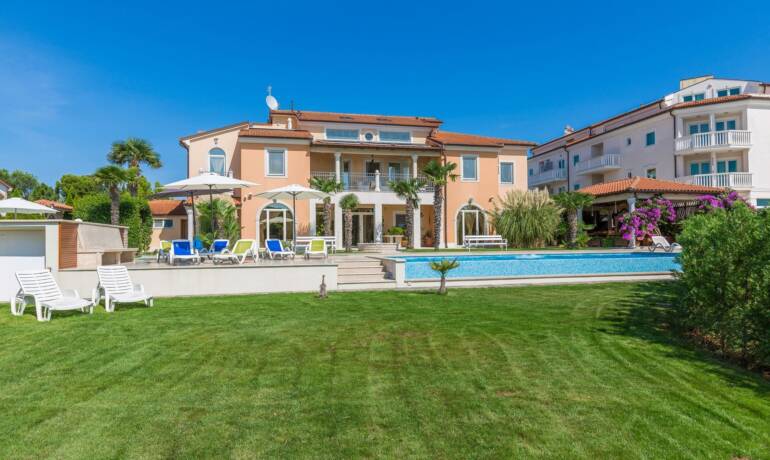 Apartmenthaus in erster Reihe zum Meer