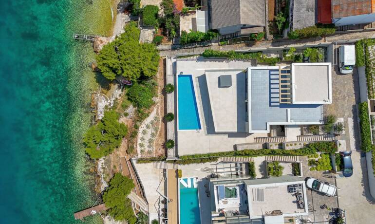 Neu gebaute Villa direkt am Meer mit Pool