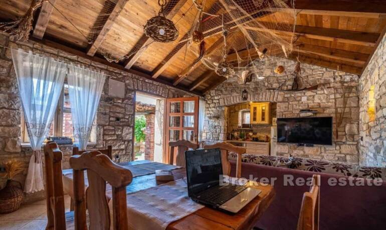 Villa mit Pool und zusätzlichem Steinhaus