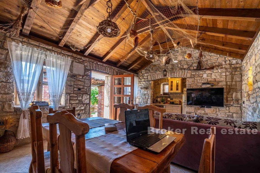 Villa mit Pool und zusätzlichem Steinhaus